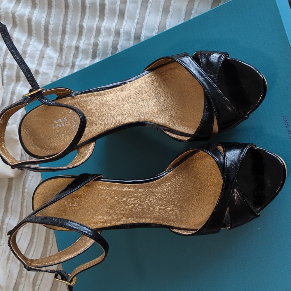 Adorable patent leather floral espadrilles!